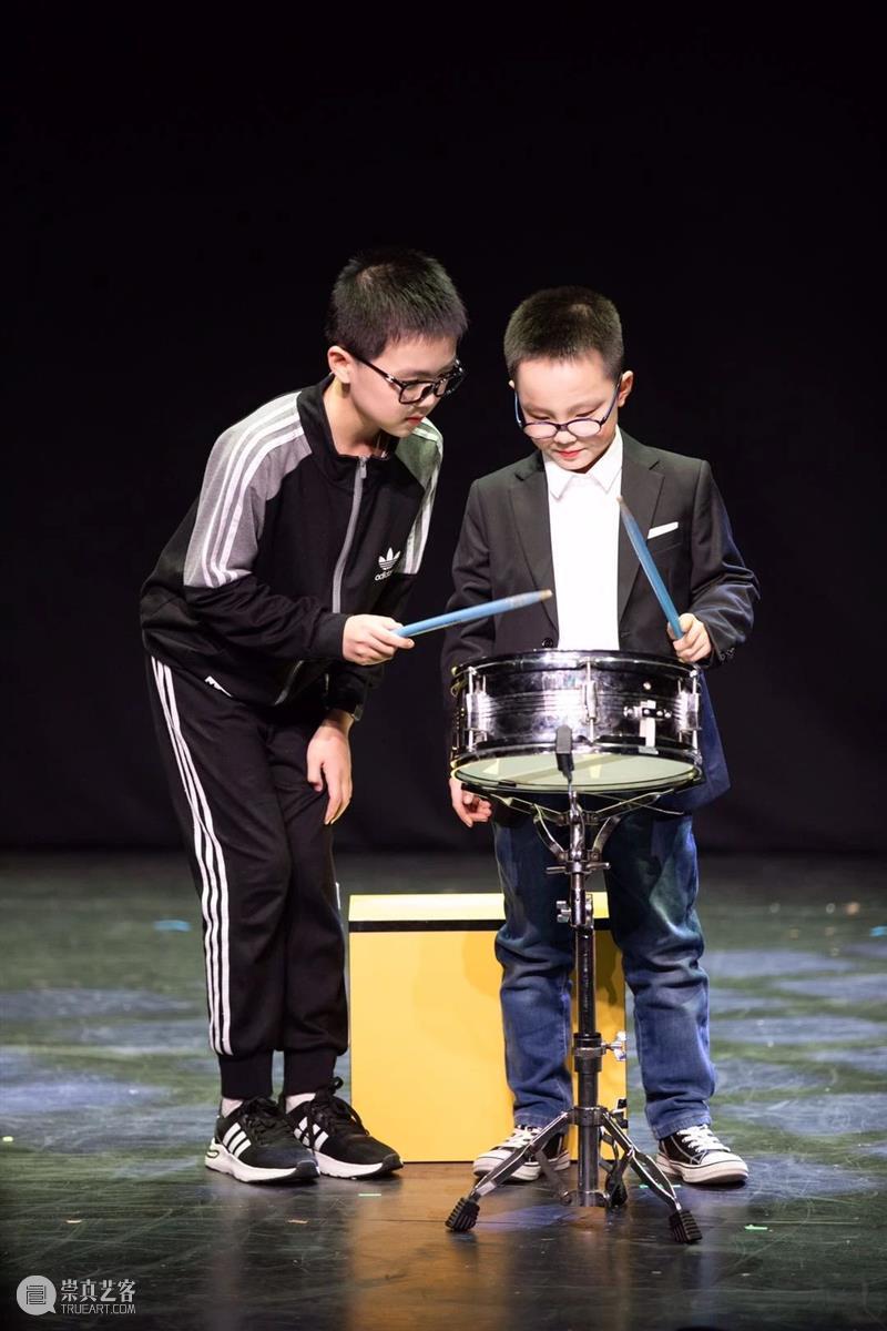 第二届上海市中小学生戏剧节昨晚闭幕 戏剧节 上海市 中小学生 上海话剧艺术中心 三楼 戏剧 沙龙 主题 背景板 演技 崇真艺客