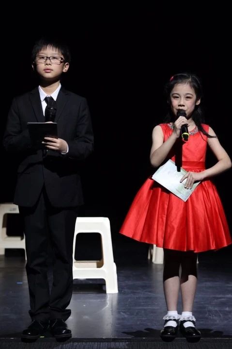 第二届上海市中小学生戏剧节昨晚闭幕 戏剧节 上海市 中小学生 上海话剧艺术中心 三楼 戏剧 沙龙 主题 背景板 演技 崇真艺客