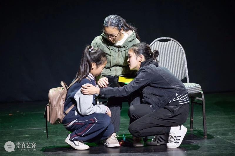 第二届上海市中小学生戏剧节昨晚闭幕 戏剧节 上海市 中小学生 上海话剧艺术中心 三楼 戏剧 沙龙 主题 背景板 演技 崇真艺客