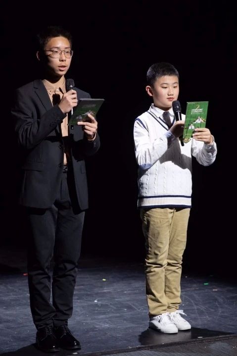 第二届上海市中小学生戏剧节昨晚闭幕 戏剧节 上海市 中小学生 上海话剧艺术中心 三楼 戏剧 沙龙 主题 背景板 演技 崇真艺客