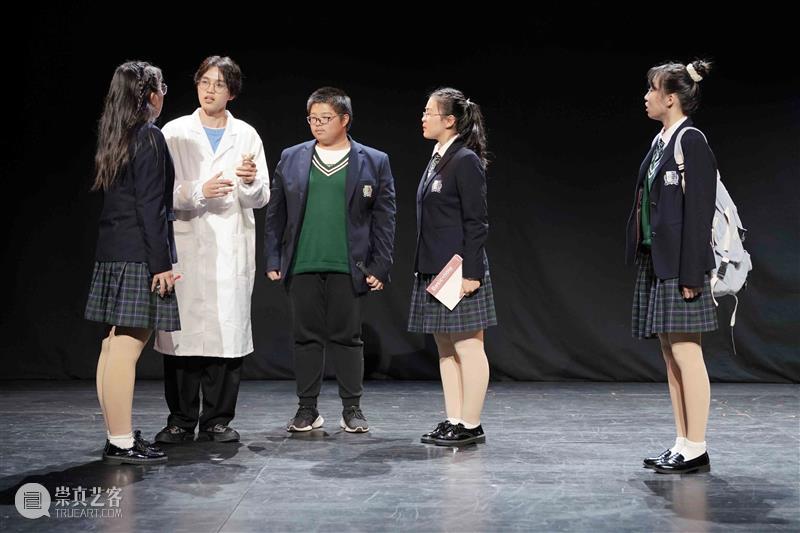 第二届上海市中小学生戏剧节昨晚闭幕 戏剧节 上海市 中小学生 上海话剧艺术中心 三楼 戏剧 沙龙 主题 背景板 演技 崇真艺客
