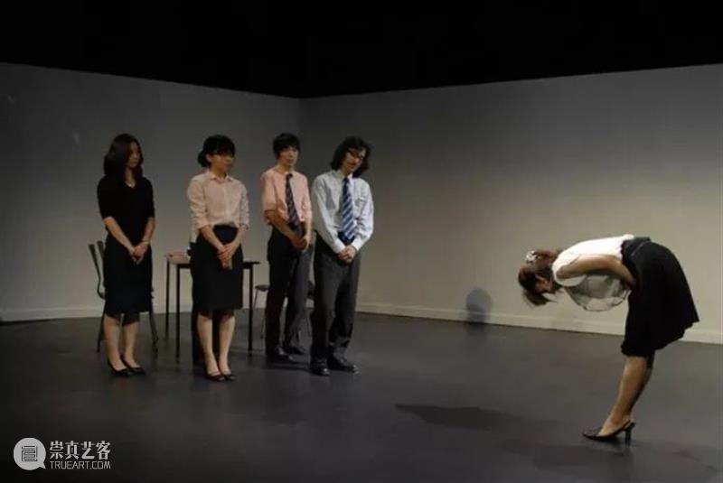 剧看世界|他眼中的“蛰居族”、“临时工”和“日本年轻人” 日本 年轻人 临时工 蛰居族 眼中 Okada冈田利规 作家 戏剧 导演 剧作家 崇真艺客