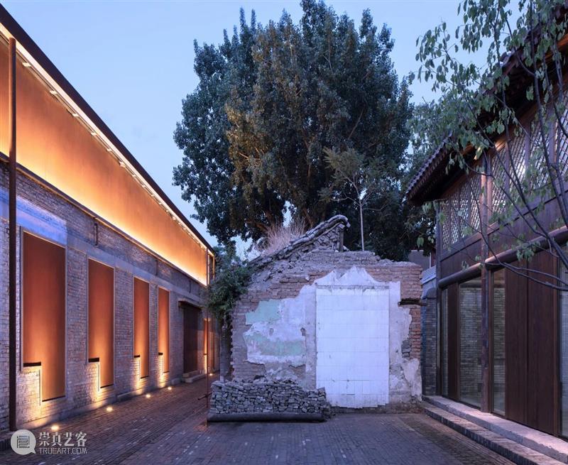 北京青云胡同戏剧天地，玻璃砖与残墙对话 / 原地建筑 青云胡同 原地 建筑 玻璃砖 戏剧 北京 天地 城市 空间 灵魂 崇真艺客
