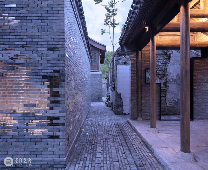 北京青云胡同戏剧天地，玻璃砖与残墙对话 / 原地建筑 青云胡同 原地 建筑 玻璃砖 戏剧 北京 天地 城市 空间 灵魂 崇真艺客