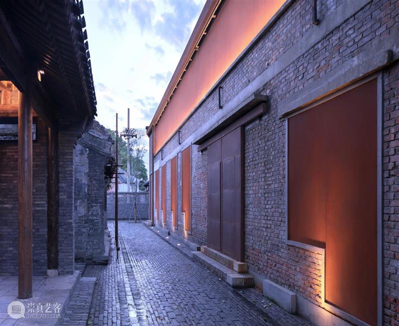 北京青云胡同戏剧天地，玻璃砖与残墙对话 / 原地建筑 青云胡同 原地 建筑 玻璃砖 戏剧 北京 天地 城市 空间 灵魂 崇真艺客