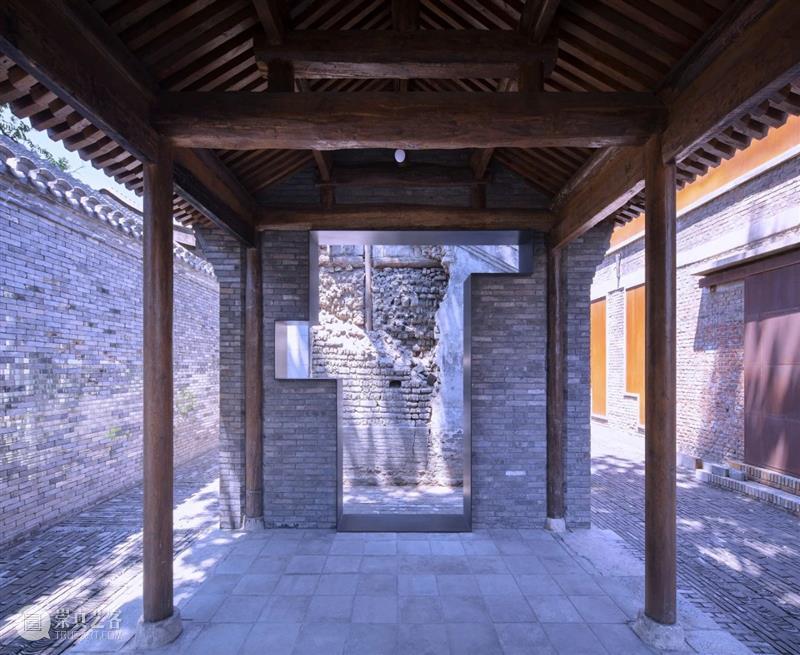 北京青云胡同戏剧天地，玻璃砖与残墙对话 / 原地建筑 青云胡同 原地 建筑 玻璃砖 戏剧 北京 天地 城市 空间 灵魂 崇真艺客
