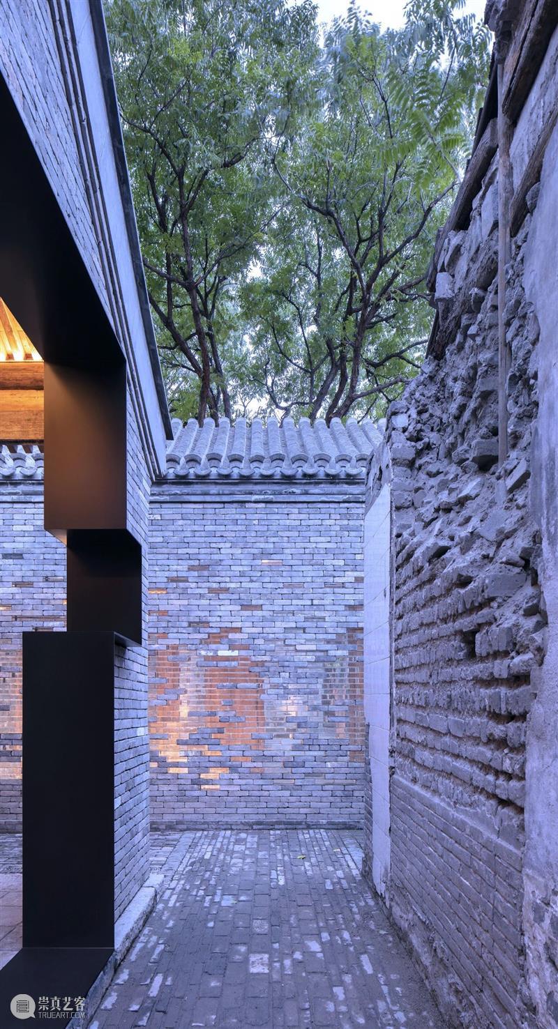 北京青云胡同戏剧天地，玻璃砖与残墙对话 / 原地建筑 青云胡同 原地 建筑 玻璃砖 戏剧 北京 天地 城市 空间 灵魂 崇真艺客