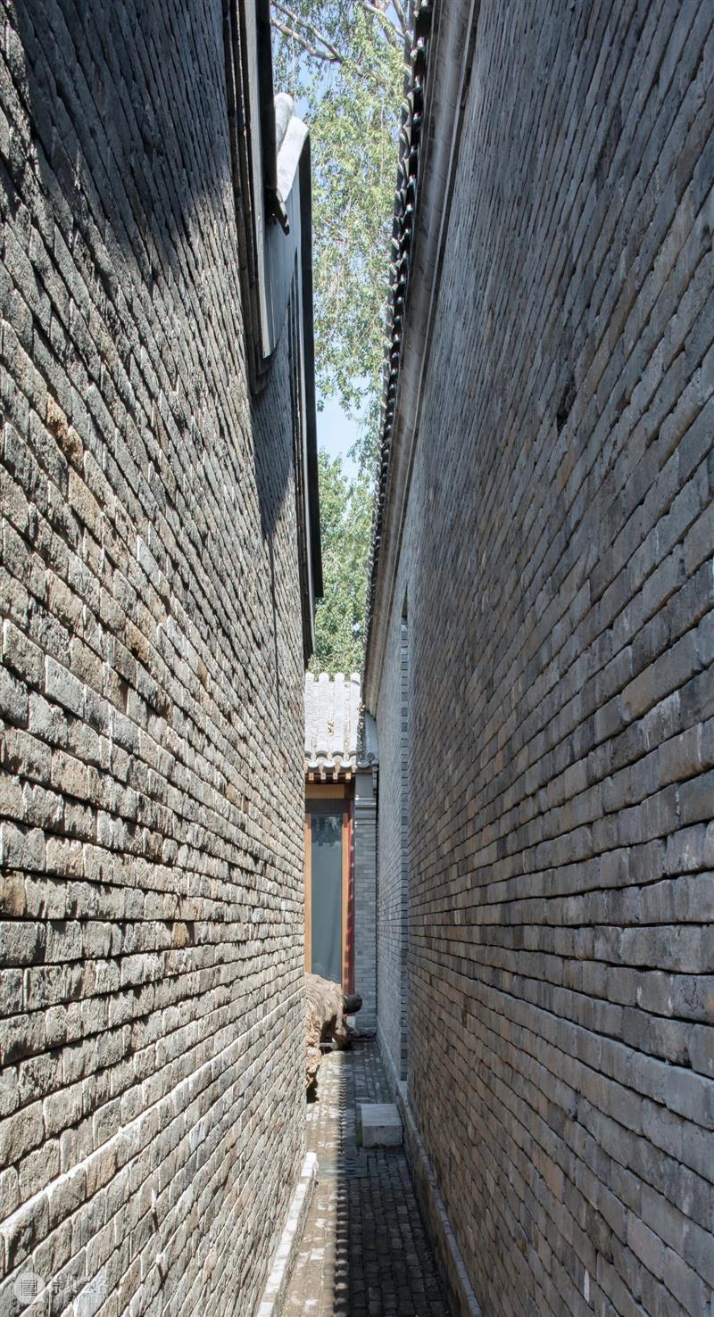 北京青云胡同戏剧天地，玻璃砖与残墙对话 / 原地建筑 青云胡同 原地 建筑 玻璃砖 戏剧 北京 天地 城市 空间 灵魂 崇真艺客