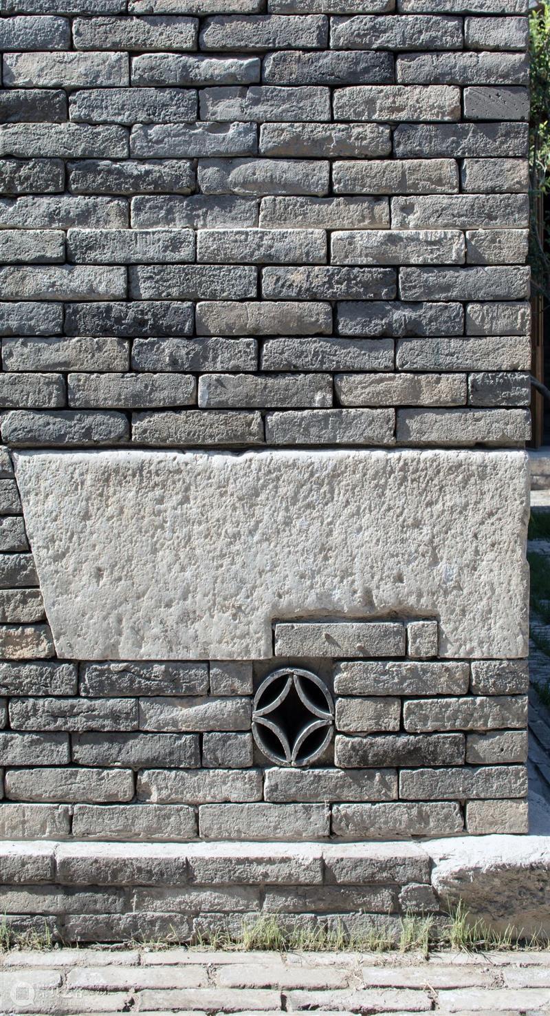 北京青云胡同戏剧天地，玻璃砖与残墙对话 / 原地建筑 青云胡同 原地 建筑 玻璃砖 戏剧 北京 天地 城市 空间 灵魂 崇真艺客