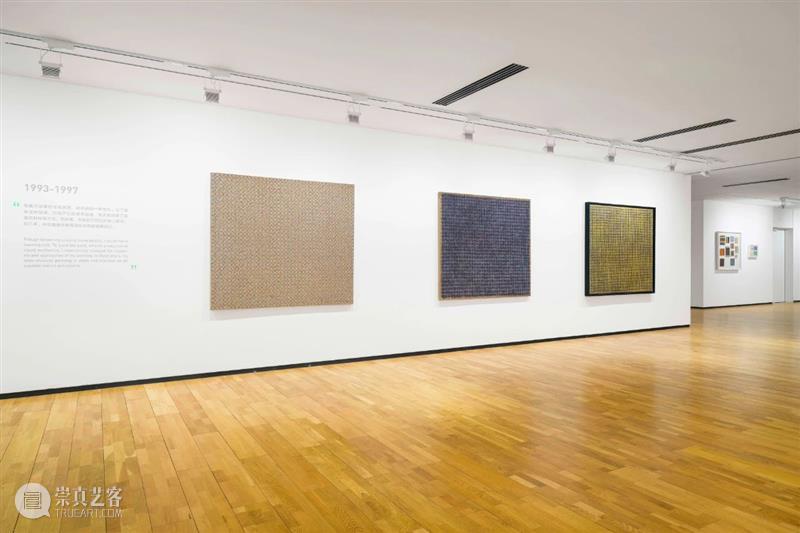 LONG公告 | 丁乙大型个展“十字体”延长展期至明年2月28日 丁乙 个展 十字体 LONG 公告 展期 龙美术馆 重庆馆 策展人 艺术史 崇真艺客