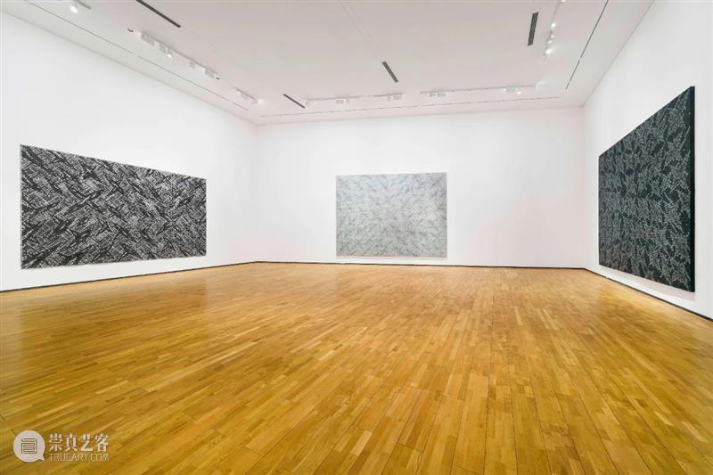 LONG公告 | 丁乙大型个展“十字体”延长展期至明年2月28日 丁乙 个展 十字体 LONG 公告 展期 龙美术馆 重庆馆 策展人 艺术史 崇真艺客