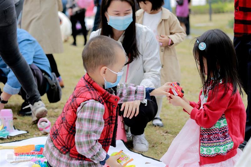 艺趣｜2020年美好生活嘉年华收摊啦！ 嘉年华 美好生活 艺趣｜ 草地 人群 海边 快乐的人 深圳 规模 市集 崇真艺客