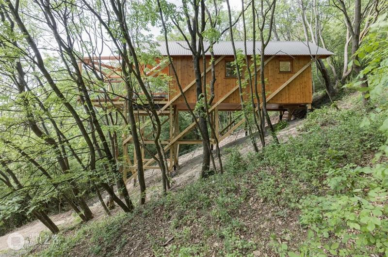 匈牙利“十二支柱”森林度假木屋 / RJZS Architects 支柱 木屋 匈牙利 森林 Balázs DanyZe begény 多瑙河 景致 匈牙利北部 崇真艺客