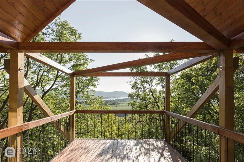 匈牙利“十二支柱”森林度假木屋 / RJZS Architects 支柱 木屋 匈牙利 森林 Balázs DanyZe begény 多瑙河 景致 匈牙利北部 崇真艺客
