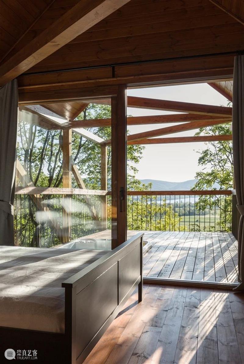 匈牙利“十二支柱”森林度假木屋 / RJZS Architects 支柱 木屋 匈牙利 森林 Balázs DanyZe begény 多瑙河 景致 匈牙利北部 崇真艺客