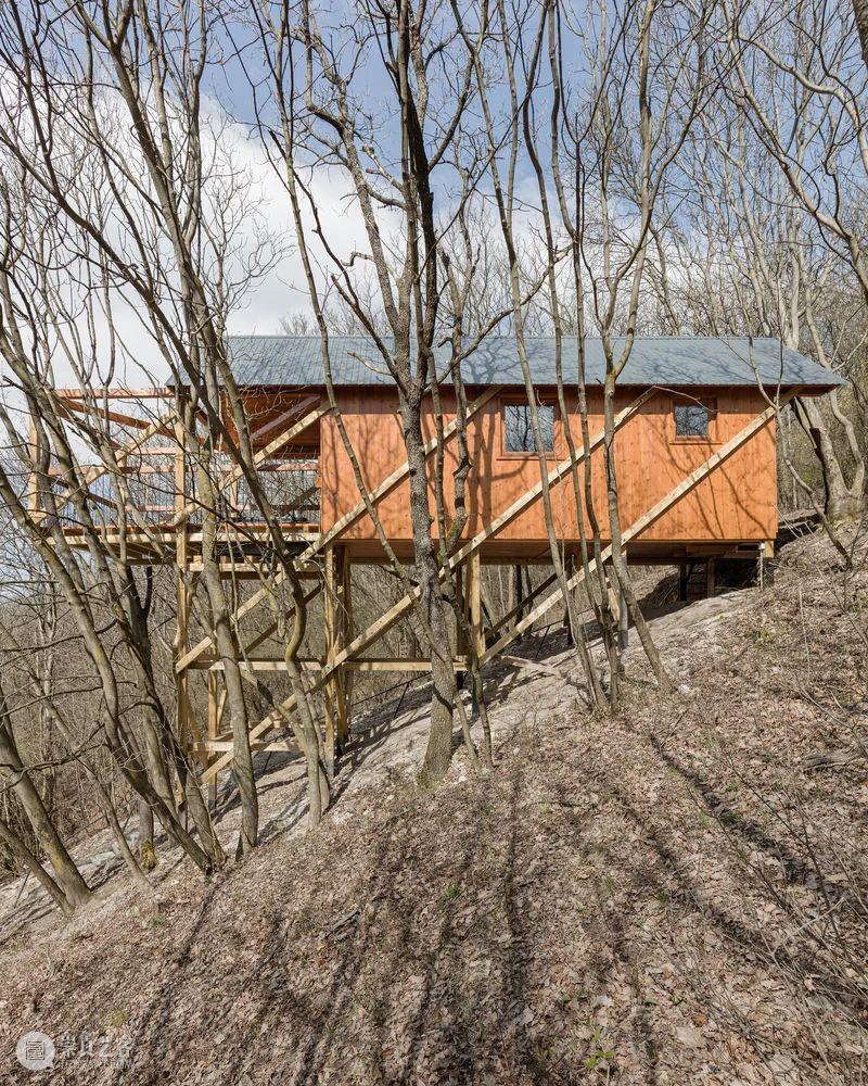 匈牙利“十二支柱”森林度假木屋 / RJZS Architects 支柱 木屋 匈牙利 森林 Balázs DanyZe begény 多瑙河 景致 匈牙利北部 崇真艺客