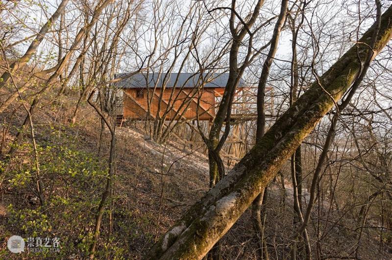 匈牙利“十二支柱”森林度假木屋 / RJZS Architects 支柱 木屋 匈牙利 森林 Balázs DanyZe begény 多瑙河 景致 匈牙利北部 崇真艺客