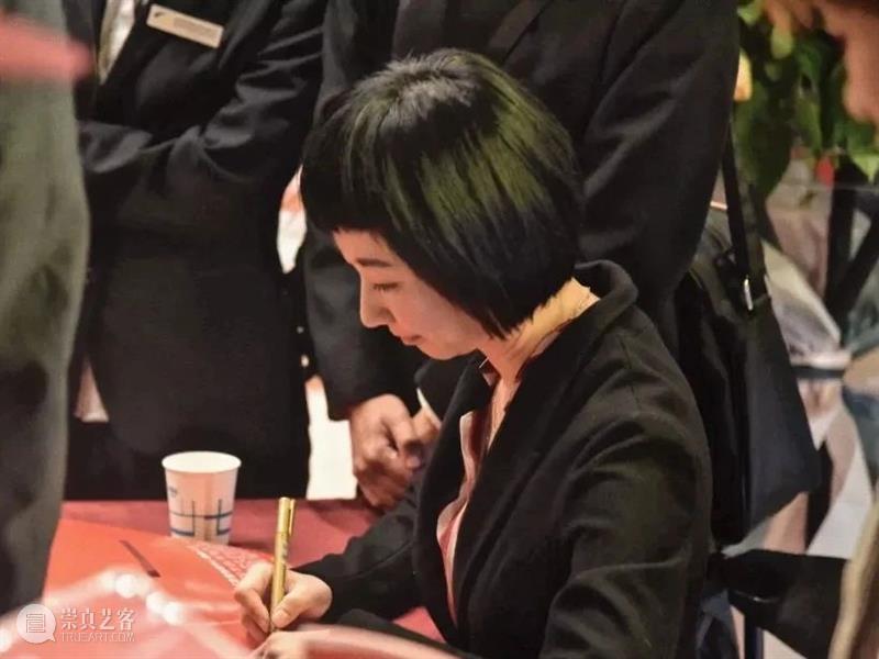 加场开票 | 2021,带上喜欢的TA一起看《恋爱的犀牛》 恋爱的犀牛 手套 啤酒 阳光 味道 衬衫 梦想 生命 犀牛 名义 崇真艺客