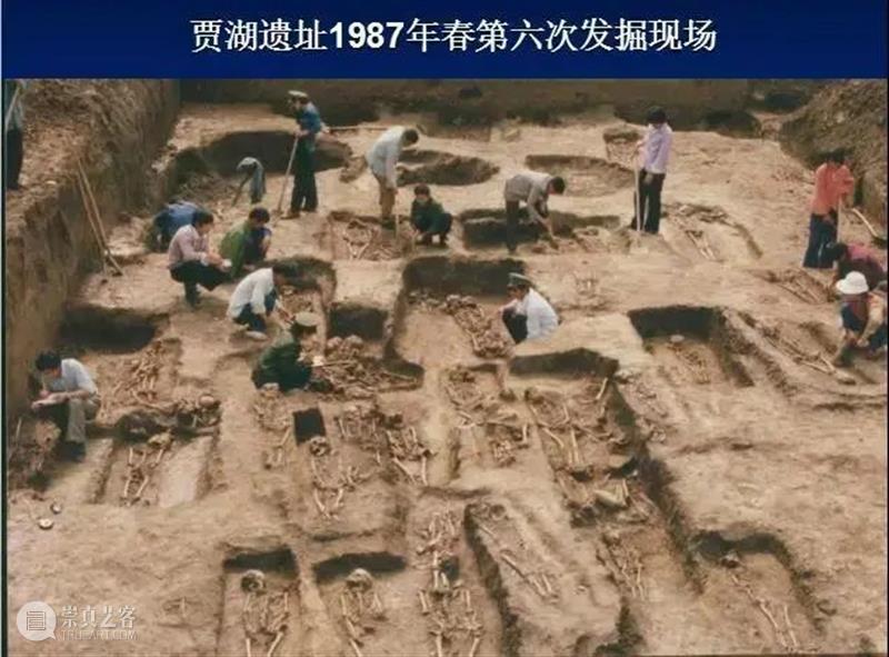 1月2号开讲丨八位考古大咖齐聚，从8000多年前的那支骨笛讲起 骨笛 大咖 贾湖遗址 考古学家 张居中 教授 骨管 时候 面前 两根 崇真艺客