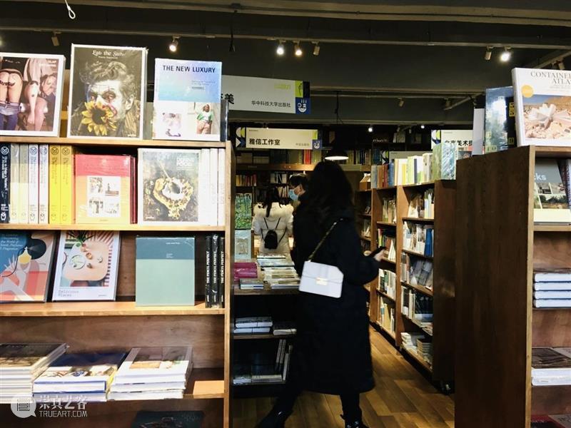 画展、写生、音乐会…书店有这么多玩法？ | 慢闪视集 画展 音乐会 书店 玩法 新年 书展 文创 工作室 市集 美食 崇真艺客