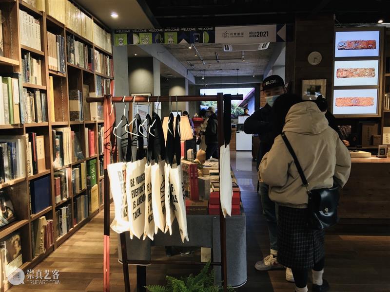 画展、写生、音乐会…书店有这么多玩法？ | 慢闪视集 画展 音乐会 书店 玩法 新年 书展 文创 工作室 市集 美食 崇真艺客