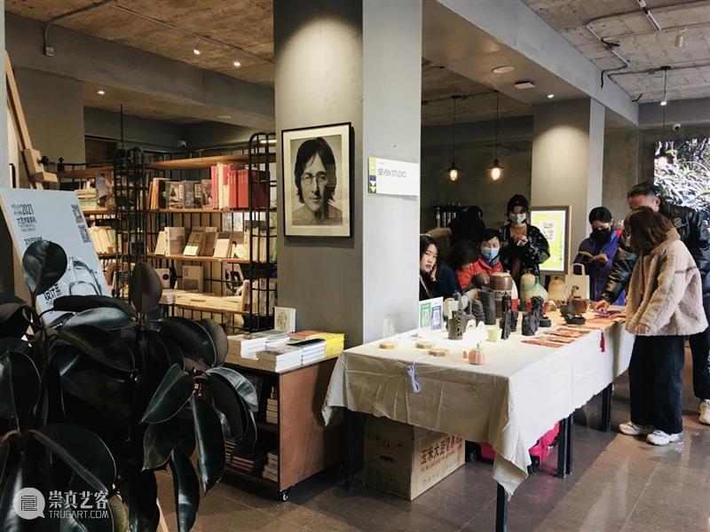 画展、写生、音乐会…书店有这么多玩法？ | 慢闪视集 画展 音乐会 书店 玩法 新年 书展 文创 工作室 市集 美食 崇真艺客
