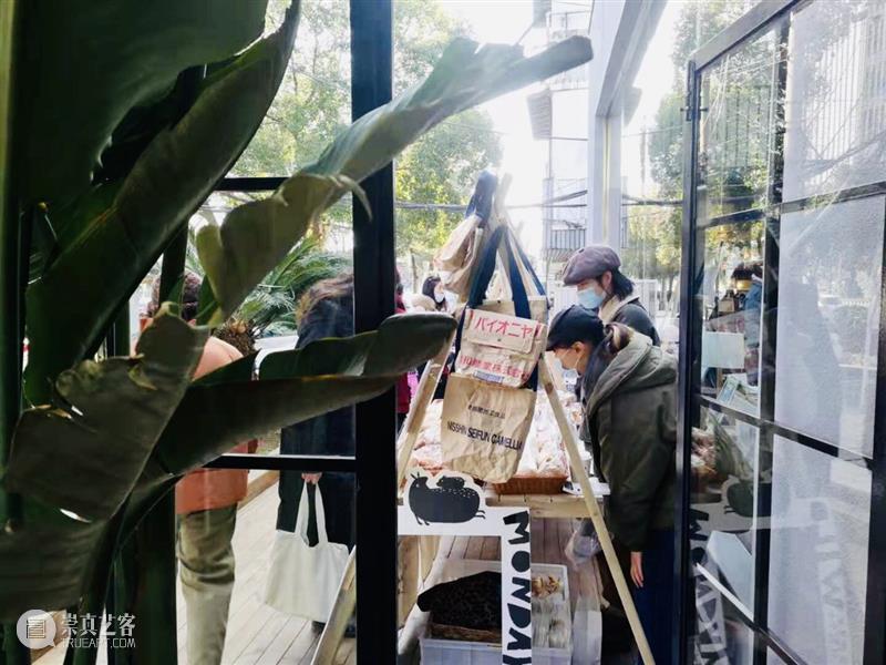 画展、写生、音乐会…书店有这么多玩法？ | 慢闪视集 画展 音乐会 书店 玩法 新年 书展 文创 工作室 市集 美食 崇真艺客