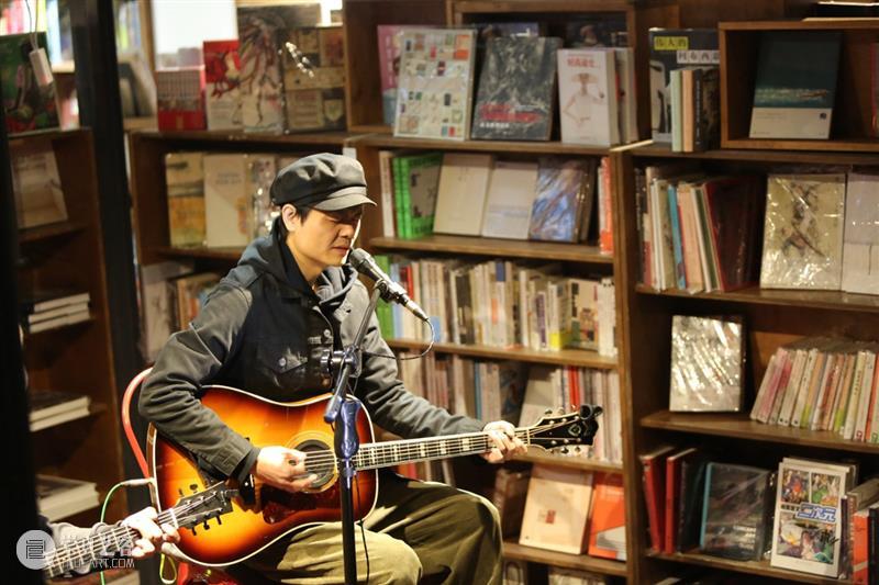 画展、写生、音乐会…书店有这么多玩法？ | 慢闪视集 画展 音乐会 书店 玩法 新年 书展 文创 工作室 市集 美食 崇真艺客