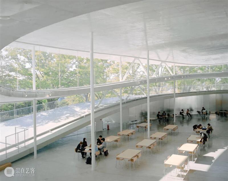 妹岛和世‘大阪艺术大学文理学院’，轻柔起伏的交通空间 妹岛和世 大阪艺术大学文理学院 空间 交通 jiang 教职工 办公大楼 坡地 顶端 整体 崇真艺客
