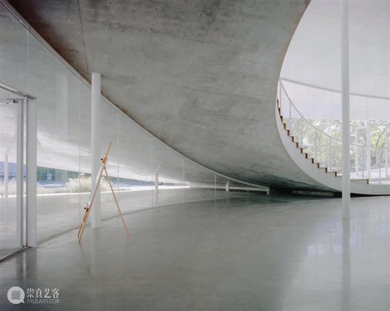 妹岛和世‘大阪艺术大学文理学院’，轻柔起伏的交通空间 妹岛和世 大阪艺术大学文理学院 空间 交通 jiang 教职工 办公大楼 坡地 顶端 整体 崇真艺客