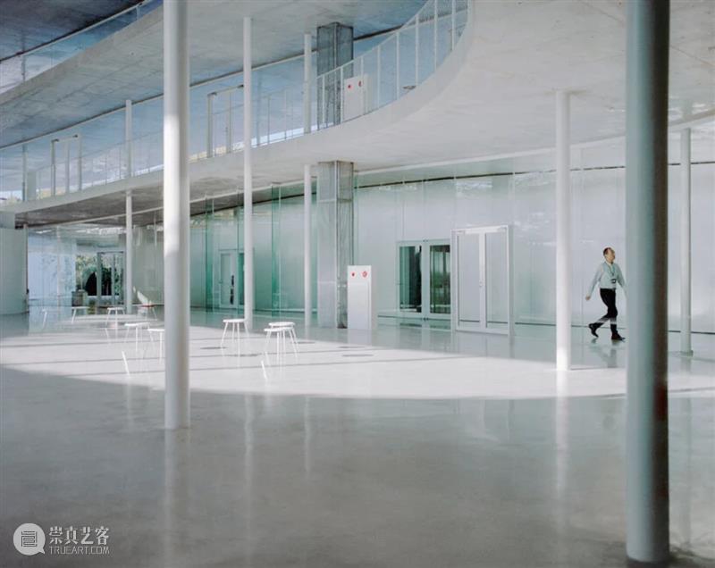 妹岛和世‘大阪艺术大学文理学院’，轻柔起伏的交通空间 妹岛和世 大阪艺术大学文理学院 空间 交通 jiang 教职工 办公大楼 坡地 顶端 整体 崇真艺客