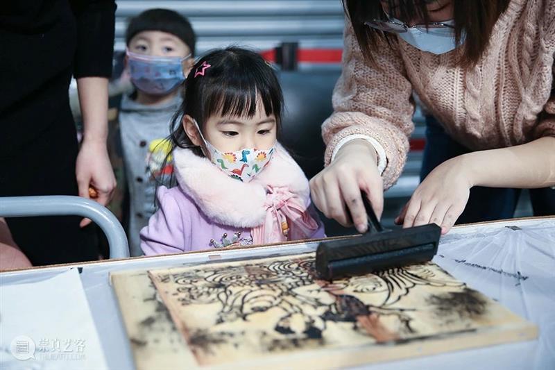 【中华艺术宫 | 现场】美术馆里迎新纳福,共庆元旦佳节 现场 美术馆 纳福 佳节 中华艺术宫 假期 新年 艺术 观众 朋友 崇真艺客