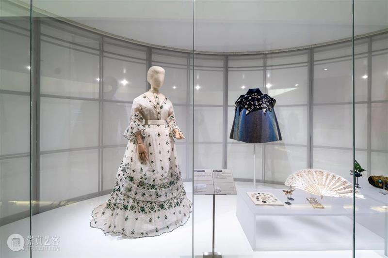 探展攻略|四大看点解读源于自然的时尚 时尚 攻略 看点 时装 Klein 礼服 艾玛·沃森 纽约大都会艺术博物馆 晚会 迪米特里奥斯 崇真艺客