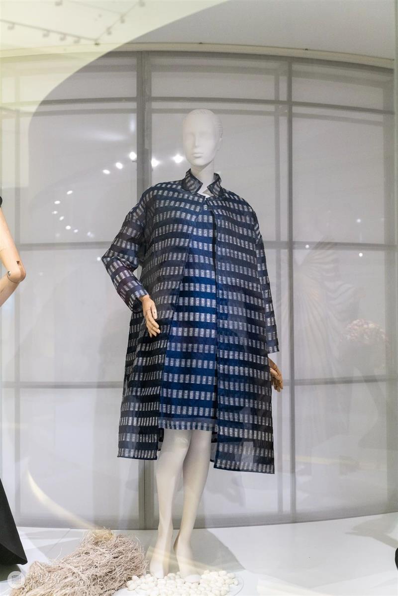 探展攻略|四大看点解读源于自然的时尚 时尚 攻略 看点 时装 Klein 礼服 艾玛·沃森 纽约大都会艺术博物馆 晚会 迪米特里奥斯 崇真艺客
