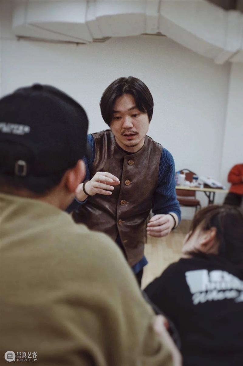 “话剧就是为了在舞台上，人和人的相遇” 话剧 舞台 人和 采写 陈子砚 世界上 关系 头发 脚趾头 细胞 崇真艺客