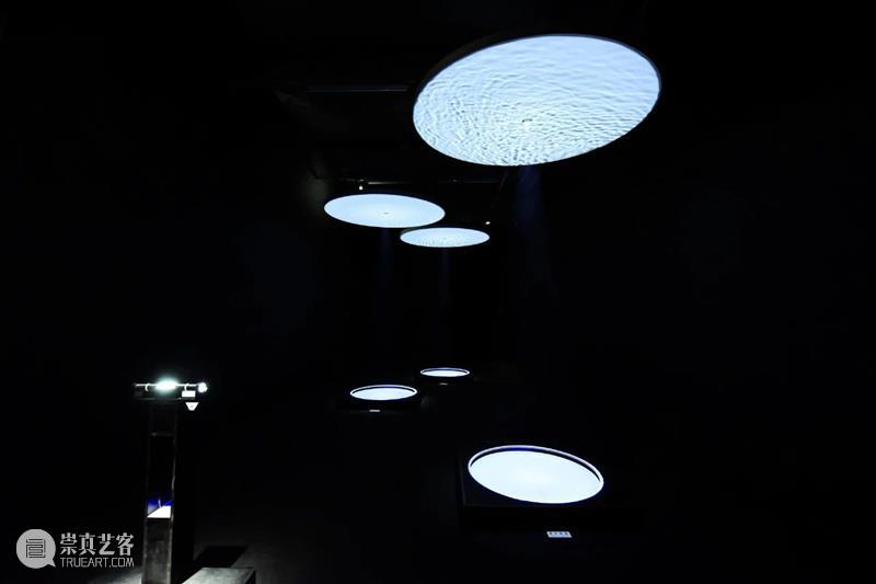 时代·艺术家| 张沐辰：是心动还是水动？ 艺术家 张沐辰 时代 心率 视频 坎坎 伐檀 河水 涟猗 水面 崇真艺客