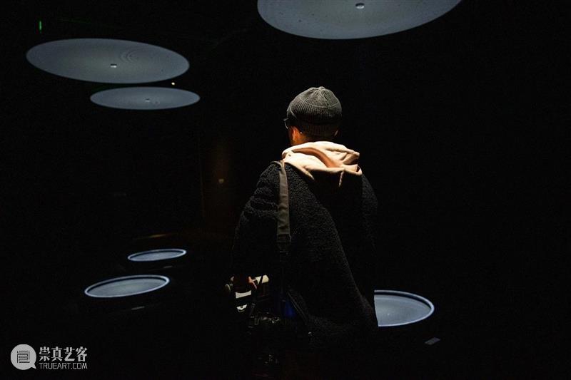 时代·艺术家| 张沐辰：是心动还是水动？ 艺术家 张沐辰 时代 心率 视频 坎坎 伐檀 河水 涟猗 水面 崇真艺客