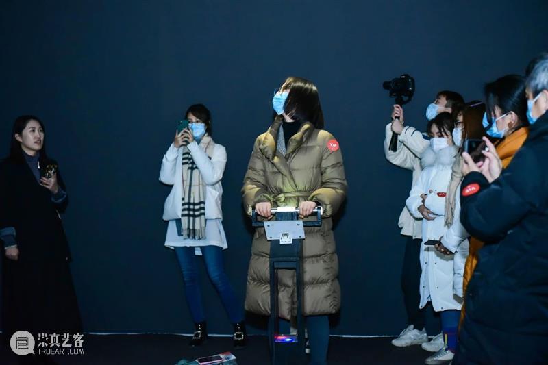 时代·艺术家| 张沐辰：是心动还是水动？ 艺术家 张沐辰 时代 心率 视频 坎坎 伐檀 河水 涟猗 水面 崇真艺客