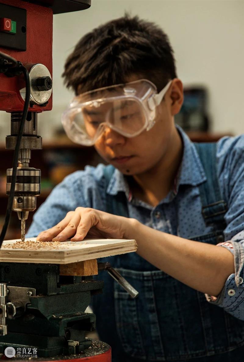 时代·艺术家| 张沐辰：是心动还是水动？ 艺术家 张沐辰 时代 心率 视频 坎坎 伐檀 河水 涟猗 水面 崇真艺客