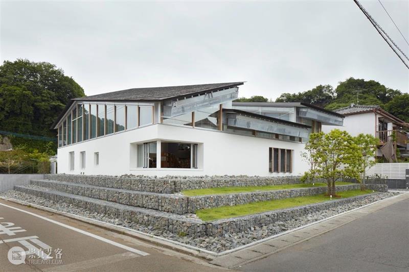 屋顶与墙体分离，竹田市图书馆 / 盐塚隆生建筑事务所 屋顶 建筑 墙体 隆生 事务所 竹田市图书馆 Toshiyuki Yano 大分县 竹田市 崇真艺客