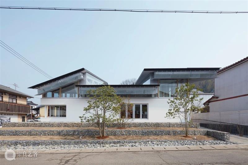 屋顶与墙体分离，竹田市图书馆 / 盐塚隆生建筑事务所 屋顶 建筑 墙体 隆生 事务所 竹田市图书馆 Toshiyuki Yano 大分县 竹田市 崇真艺客