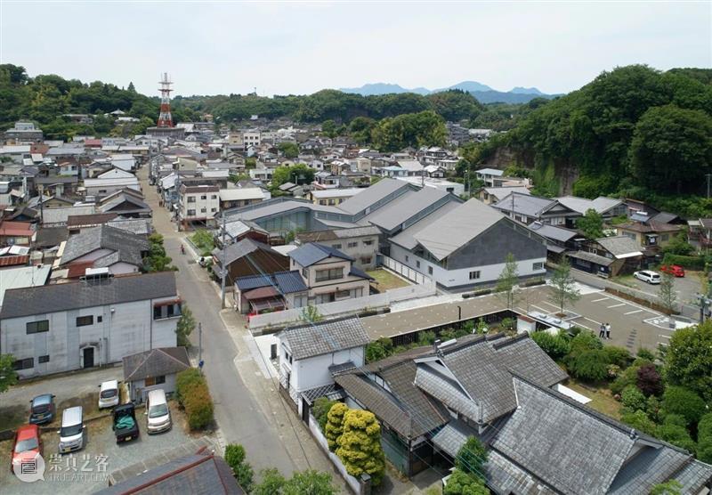 屋顶与墙体分离，竹田市图书馆 / 盐塚隆生建筑事务所 屋顶 建筑 墙体 隆生 事务所 竹田市图书馆 Toshiyuki Yano 大分县 竹田市 崇真艺客