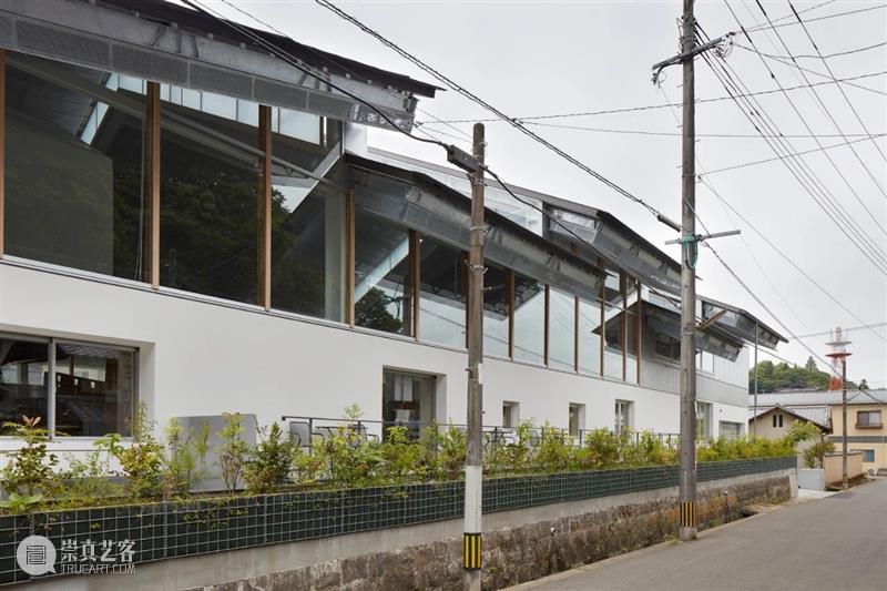 屋顶与墙体分离，竹田市图书馆 / 盐塚隆生建筑事务所 屋顶 建筑 墙体 隆生 事务所 竹田市图书馆 Toshiyuki Yano 大分县 竹田市 崇真艺客