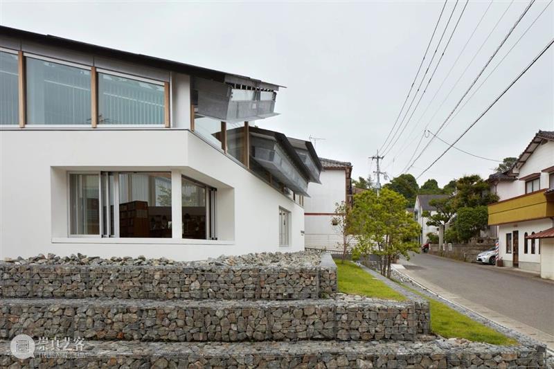 屋顶与墙体分离，竹田市图书馆 / 盐塚隆生建筑事务所 屋顶 建筑 墙体 隆生 事务所 竹田市图书馆 Toshiyuki Yano 大分县 竹田市 崇真艺客