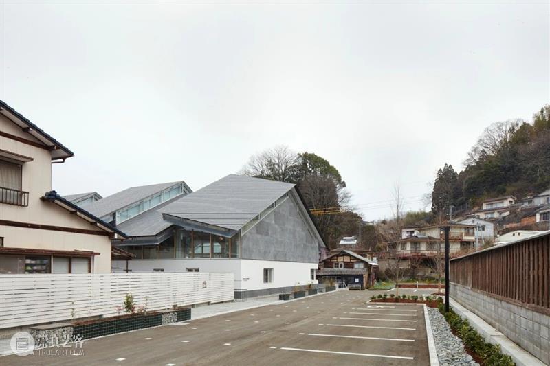 屋顶与墙体分离，竹田市图书馆 / 盐塚隆生建筑事务所 屋顶 建筑 墙体 隆生 事务所 竹田市图书馆 Toshiyuki Yano 大分县 竹田市 崇真艺客