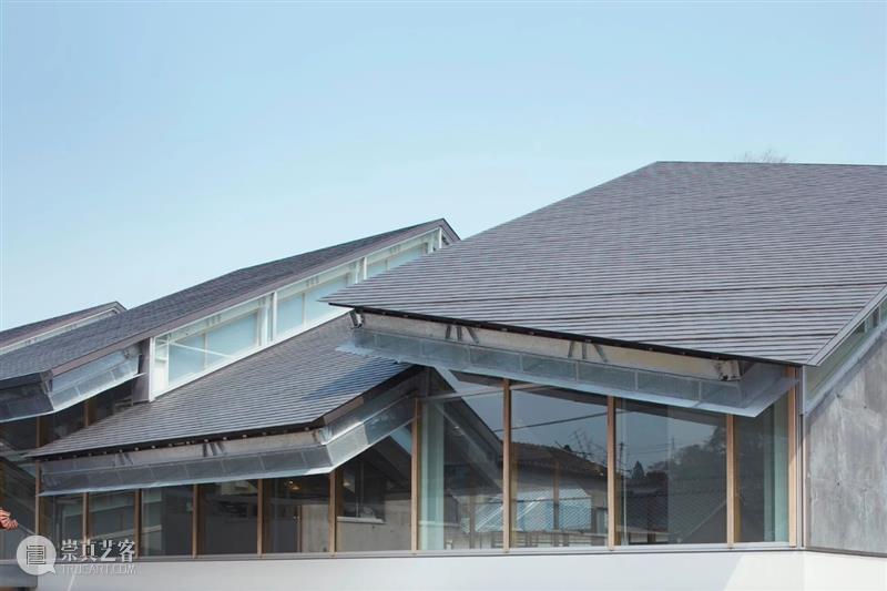 屋顶与墙体分离，竹田市图书馆 / 盐塚隆生建筑事务所 屋顶 建筑 墙体 隆生 事务所 竹田市图书馆 Toshiyuki Yano 大分县 竹田市 崇真艺客