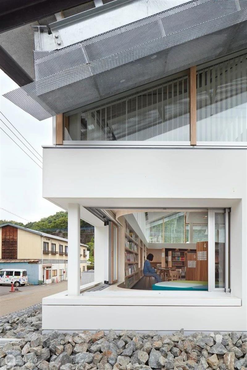 屋顶与墙体分离，竹田市图书馆 / 盐塚隆生建筑事务所 屋顶 建筑 墙体 隆生 事务所 竹田市图书馆 Toshiyuki Yano 大分县 竹田市 崇真艺客