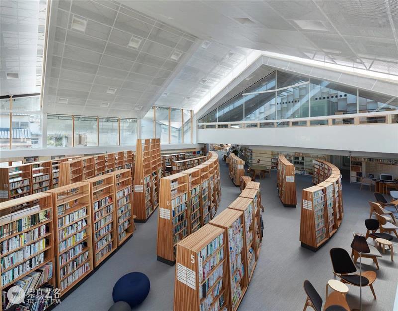 屋顶与墙体分离，竹田市图书馆 / 盐塚隆生建筑事务所 屋顶 建筑 墙体 隆生 事务所 竹田市图书馆 Toshiyuki Yano 大分县 竹田市 崇真艺客