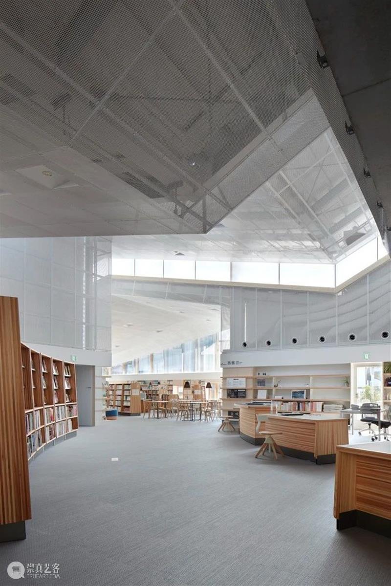 屋顶与墙体分离，竹田市图书馆 / 盐塚隆生建筑事务所 屋顶 建筑 墙体 隆生 事务所 竹田市图书馆 Toshiyuki Yano 大分县 竹田市 崇真艺客