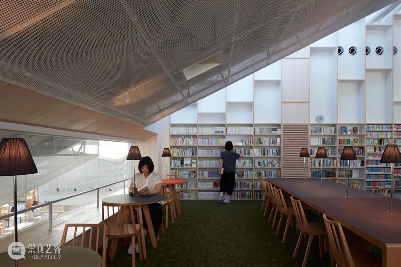屋顶与墙体分离，竹田市图书馆 / 盐塚隆生建筑事务所 屋顶 建筑 墙体 隆生 事务所 竹田市图书馆 Toshiyuki Yano 大分县 竹田市 崇真艺客